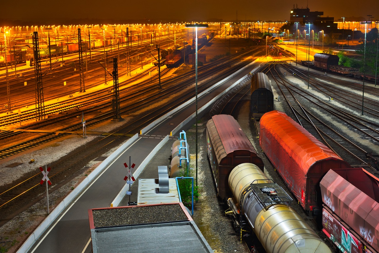 high-angle-view-light-trails-railroad-tracks-night Duży
